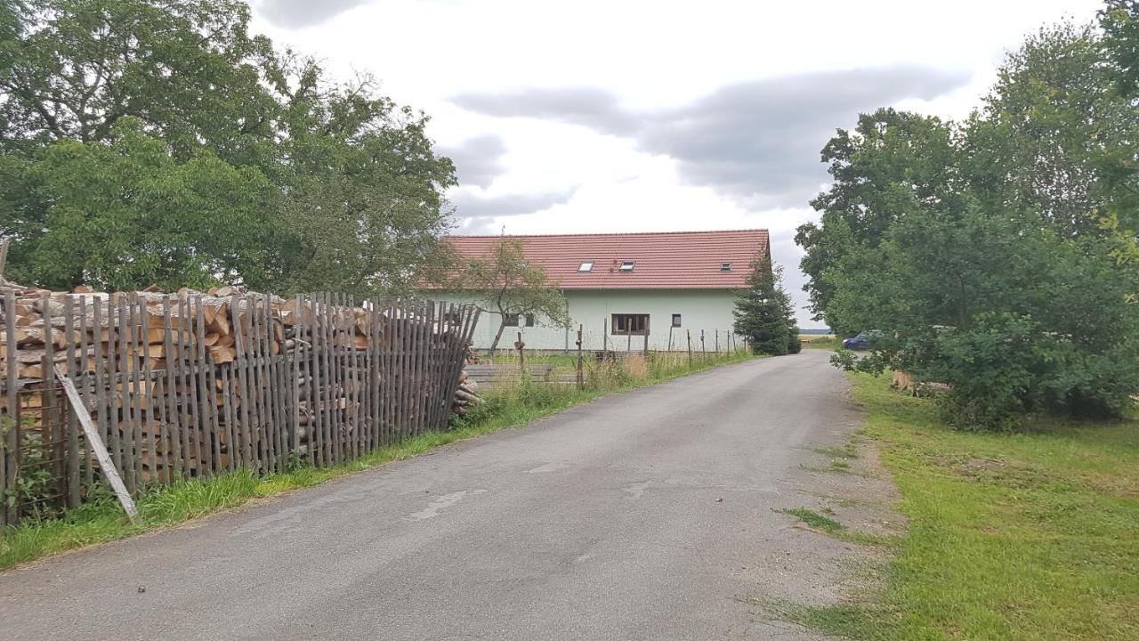 Na Samote U Lesa -Rasovna Daire Msecke Zehrovice Dış mekan fotoğraf