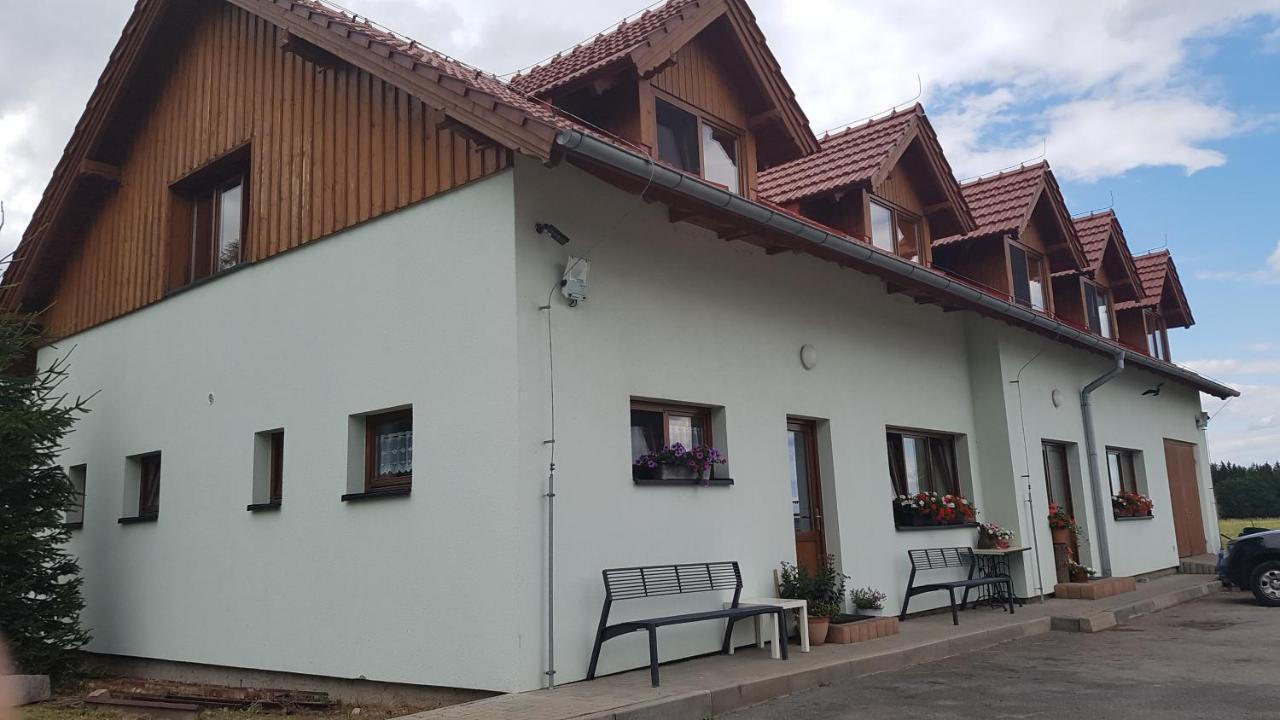 Na Samote U Lesa -Rasovna Daire Msecke Zehrovice Dış mekan fotoğraf